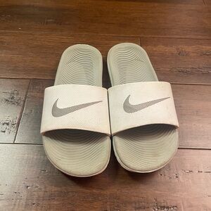 WOMEN NIKE SLIDES
SIZE- WOMENS 8